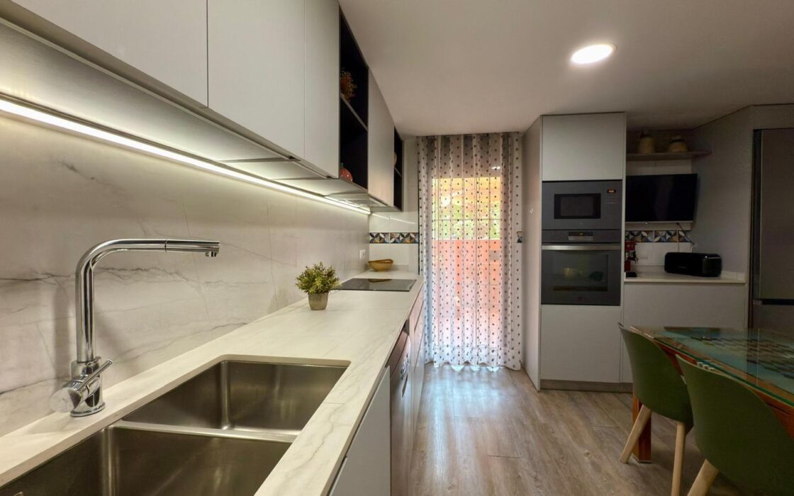 Дом в Аликанте 288 кв.м с террасой рядом с морем