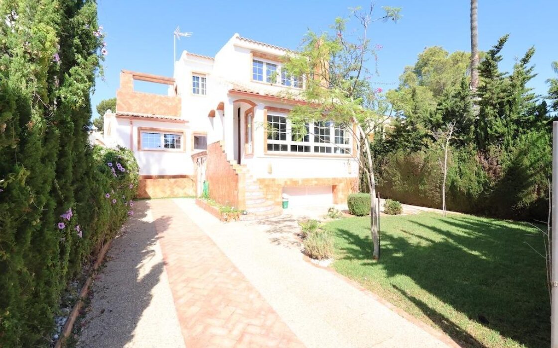 Дом в Ориуэла Коста 189 кв.м с террасой и джакузи