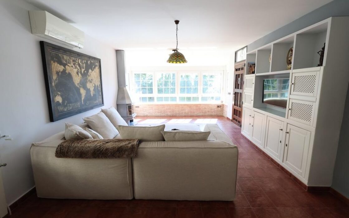 Дом в Ориуэла Коста 189 кв.м с террасой и джакузи