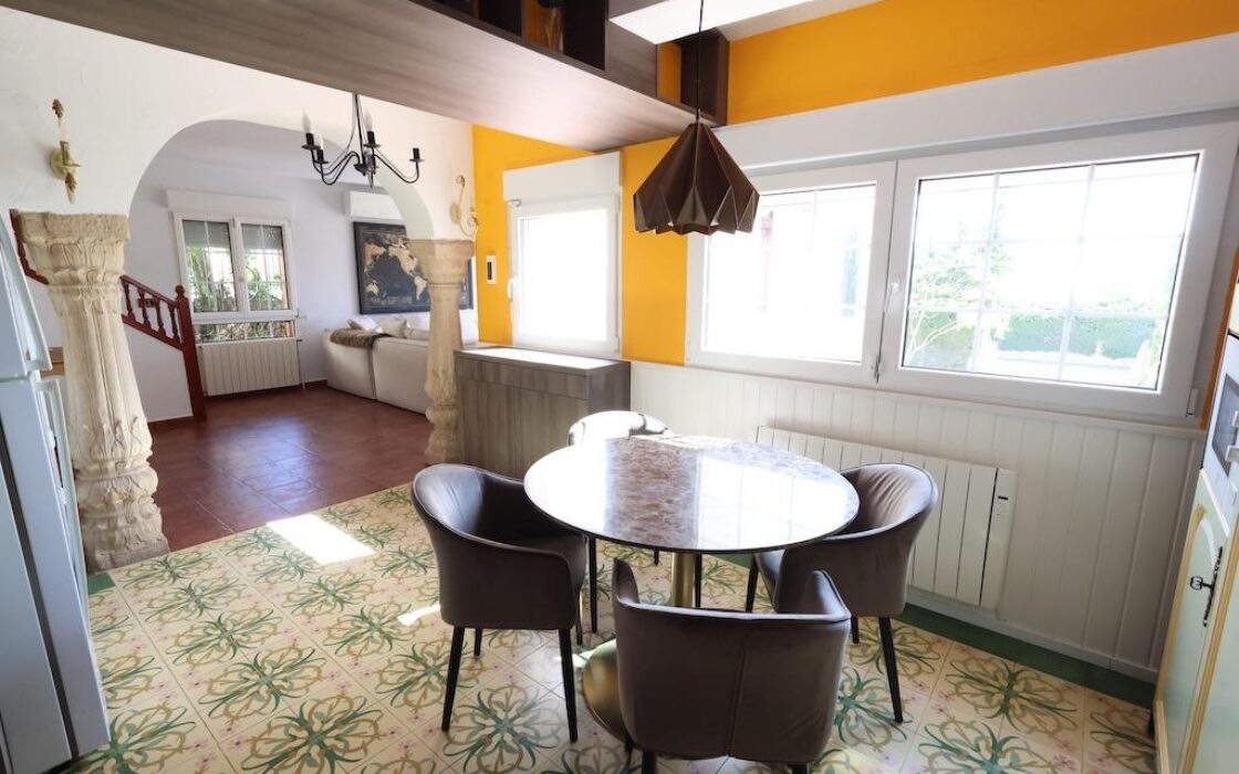 Дом в Ориуэла Коста 189 кв.м с террасой и джакузи