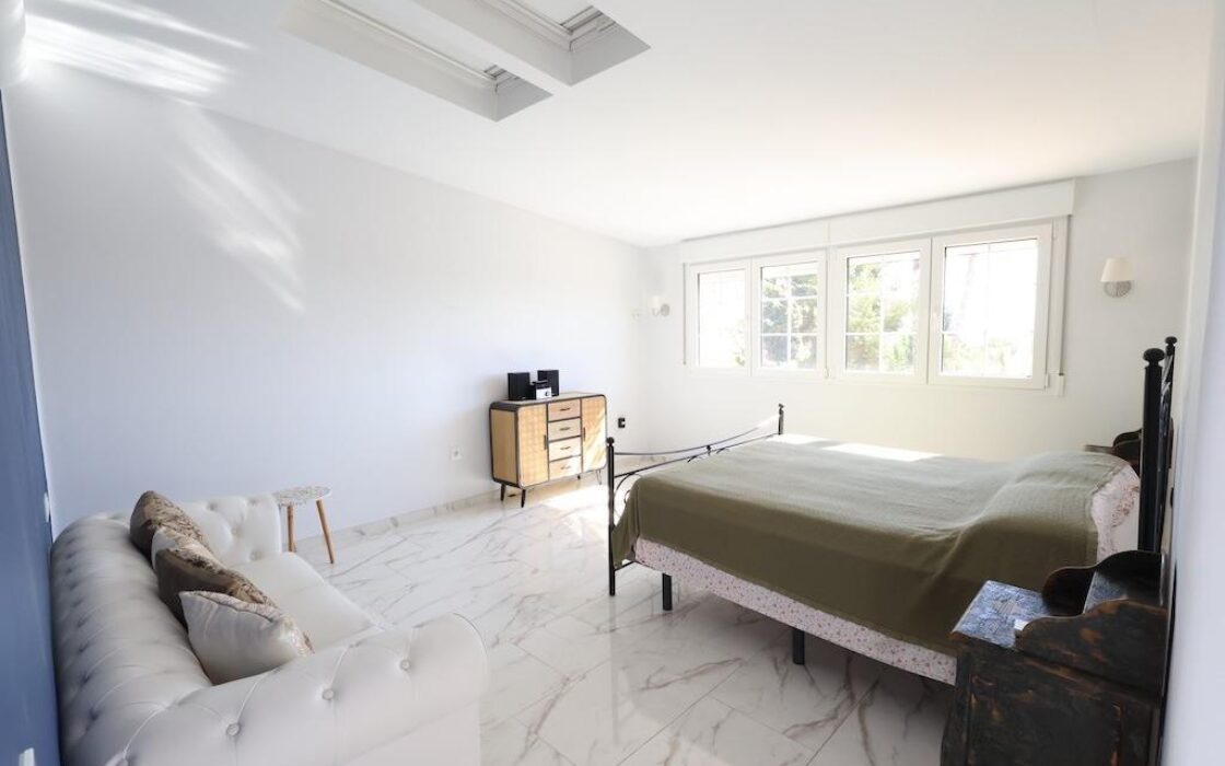 Дом в Ориуэла Коста 189 кв.м с террасой и джакузи