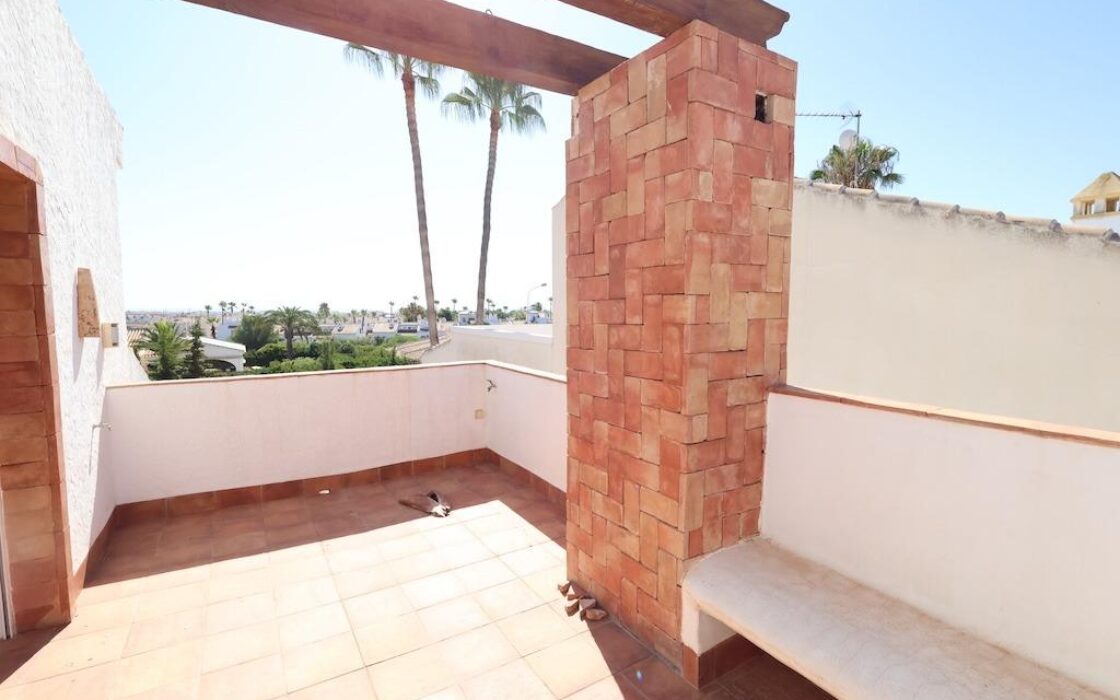 Дом в Ориуэла Коста 189 кв.м с террасой и джакузи