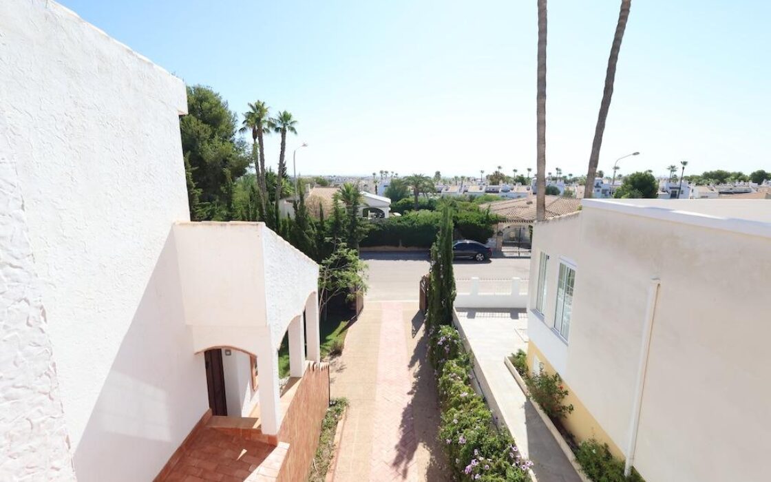 Дом в Ориуэла Коста 189 кв.м с террасой и джакузи