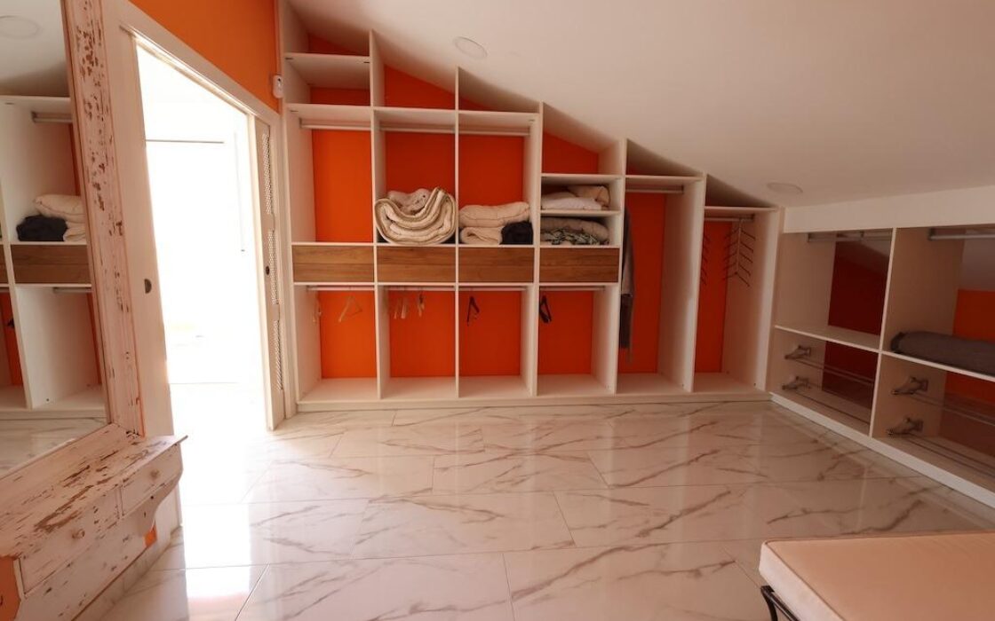 Дом в Ориуэла Коста 189 кв.м с террасой и джакузи