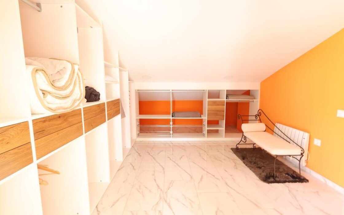 Дом в Ориуэла Коста 189 кв.м с террасой и джакузи