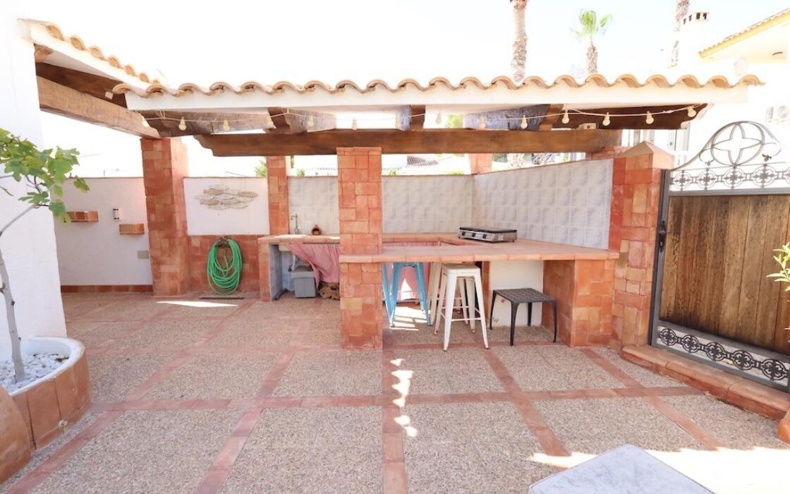 Дом в Ориуэла Коста 189 кв.м с террасой и джакузи