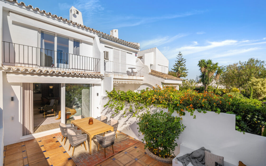 Изысканный таунхаус 240 кв.м в Алохе, терраса и мебель