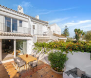 Изысканный таунхаус 240 кв.м в Алохе, терраса и мебель