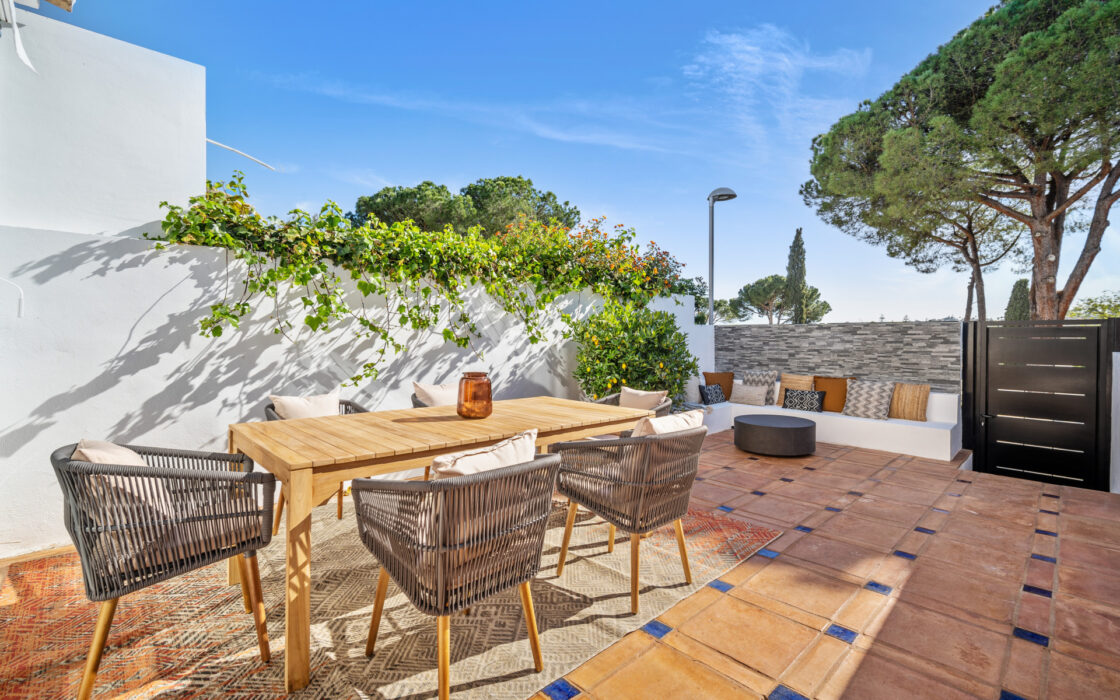 Изысканный таунхаус 240 кв.м в Алохе, терраса и мебель