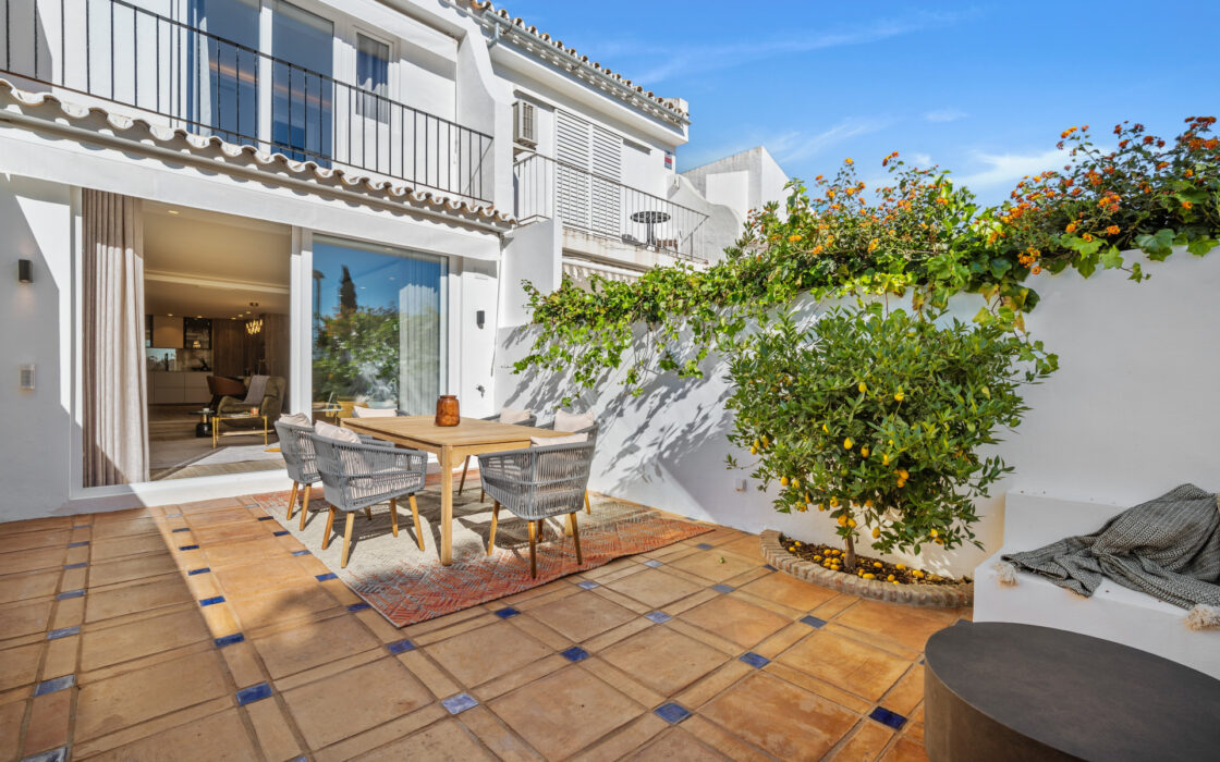 Изысканный таунхаус 240 кв.м в Алохе, терраса и мебель