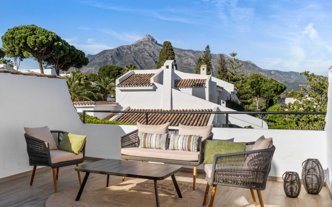 Изысканный таунхаус 240 кв.м в Алохе, терраса и мебель