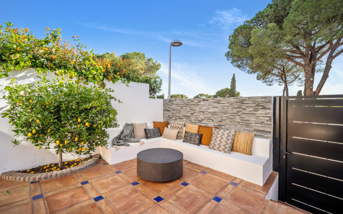 Изысканный таунхаус 240 кв.м в Алохе, терраса и мебель