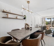 Изысканный таунхаус 240 кв.м в Алохе, терраса и мебель