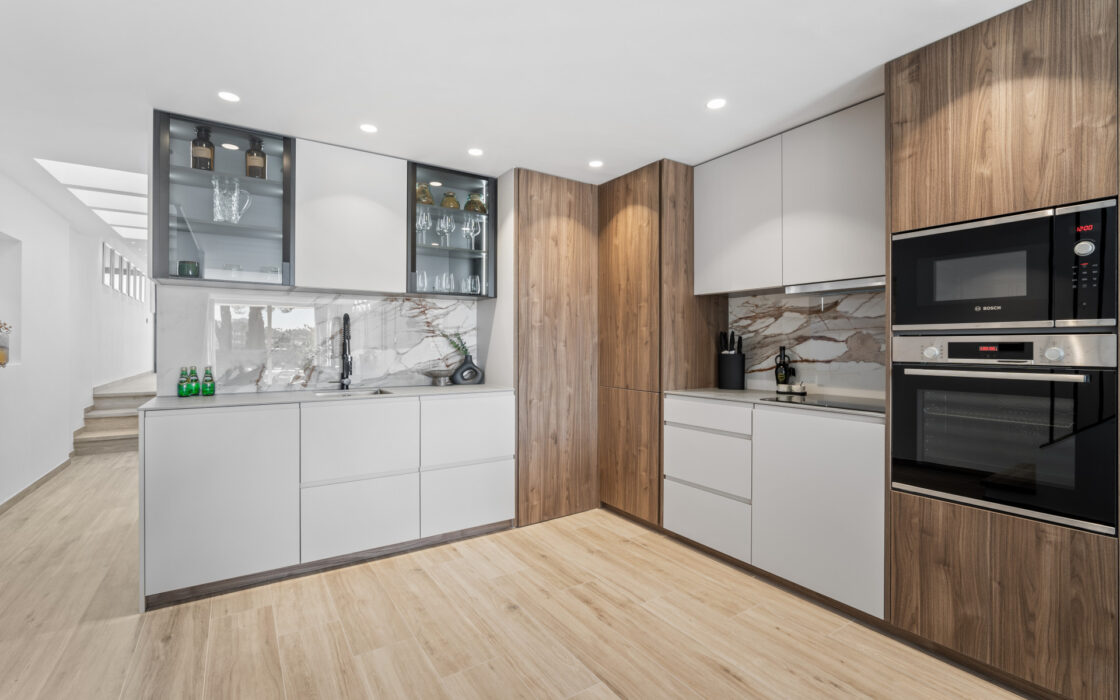 Изысканный таунхаус 240 кв.м в Алохе, терраса и мебель