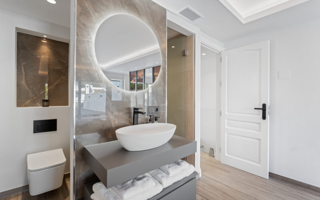 Изысканный таунхаус 240 кв.м в Алохе, терраса и мебель