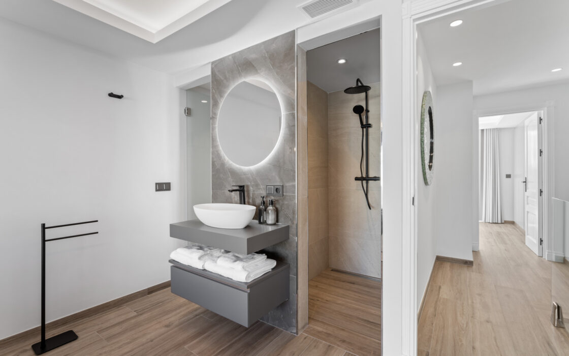 Изысканный таунхаус 240 кв.м в Алохе, терраса и мебель