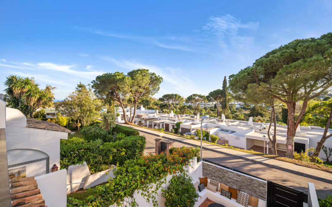 Изысканный таунхаус 240 кв.м в Алохе, терраса и мебель