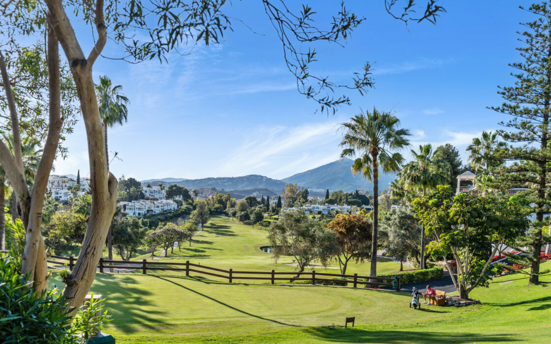 Изысканный таунхаус 240 кв.м в Алохе, терраса и мебель