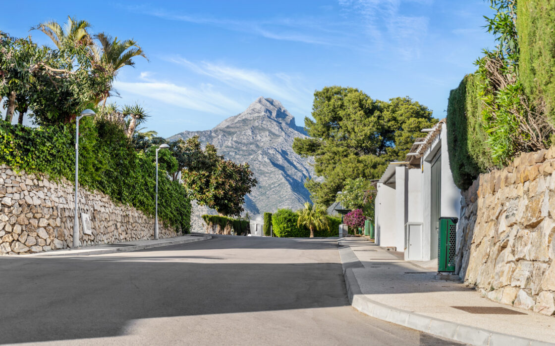 Изысканный таунхаус 240 кв.м в Алохе, терраса и мебель