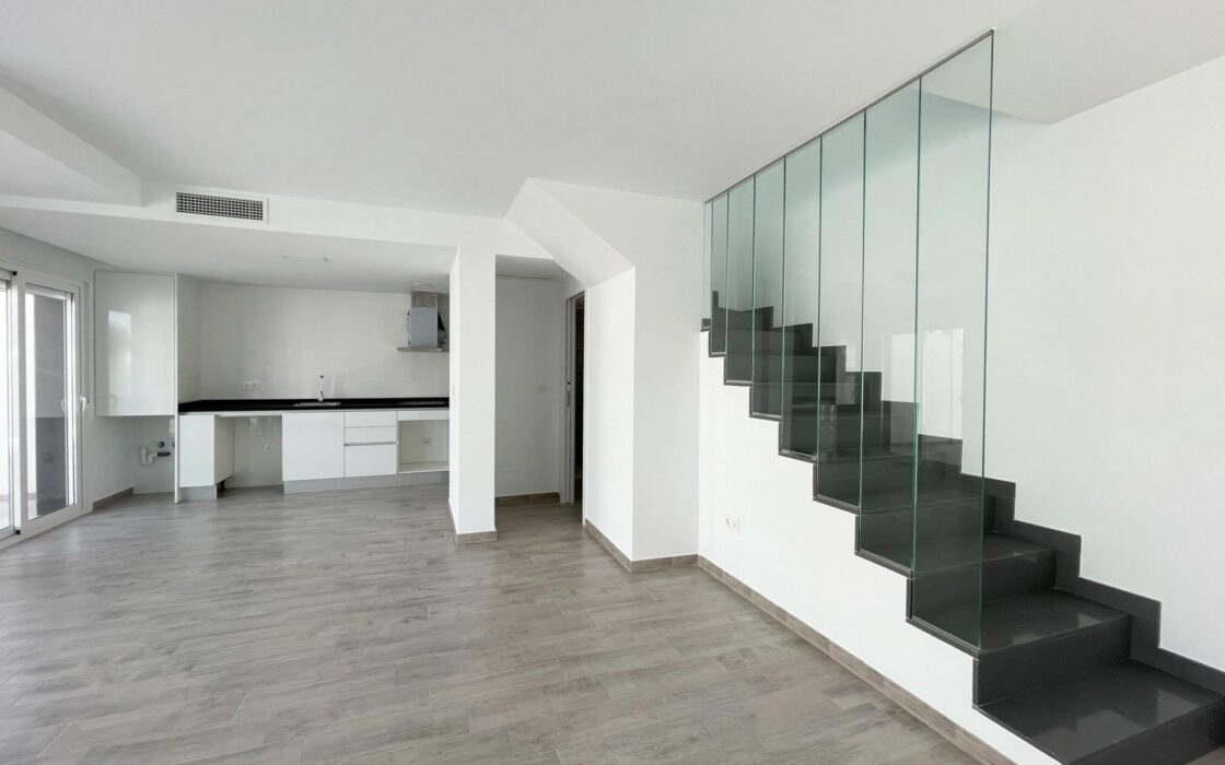 Дом 107 кв.м с террасой в Гран Алаканте у моря