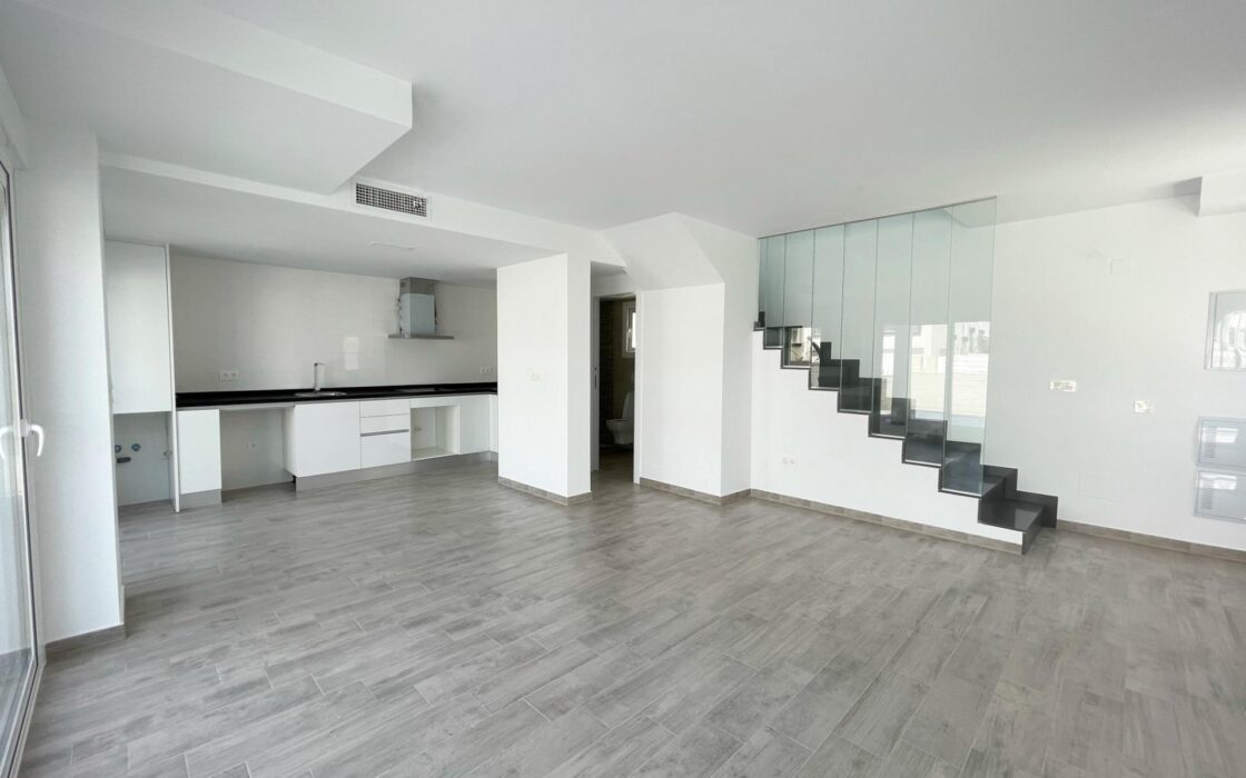 Дом 107 кв.м с террасой в Гран Алаканте у моря