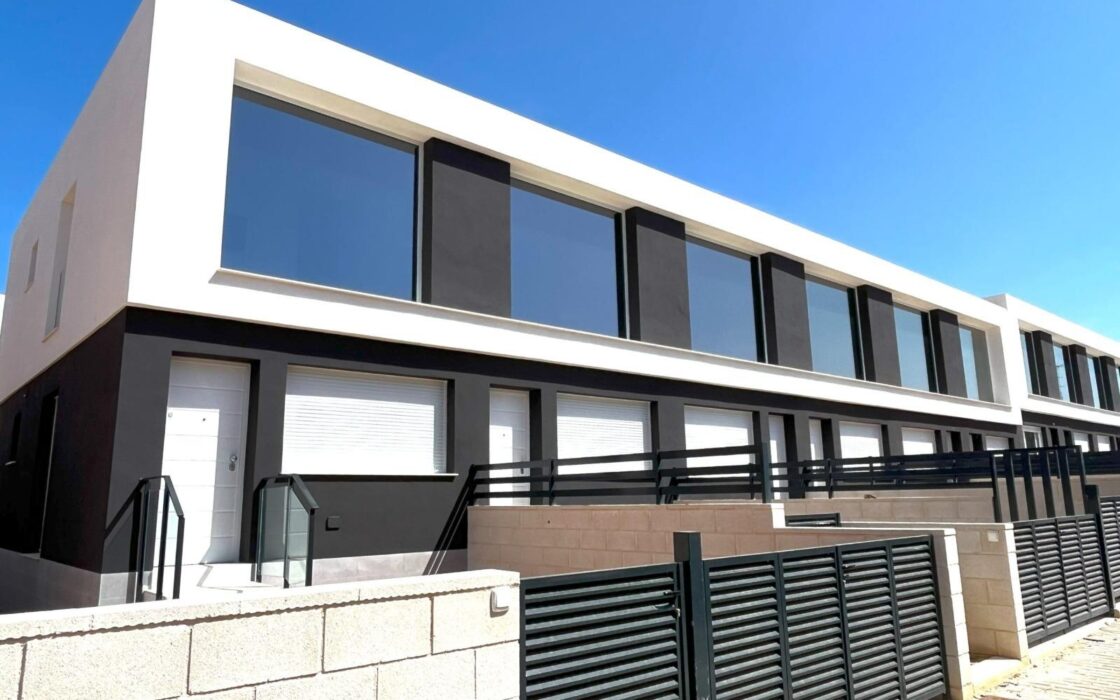 Дом в Гран Алаканте 75 кв.м с террасой и бассейном