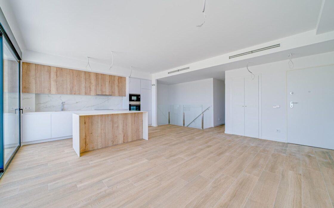 Новий дуплекс у Фінестраті 228 кв.м з терасами біля моря