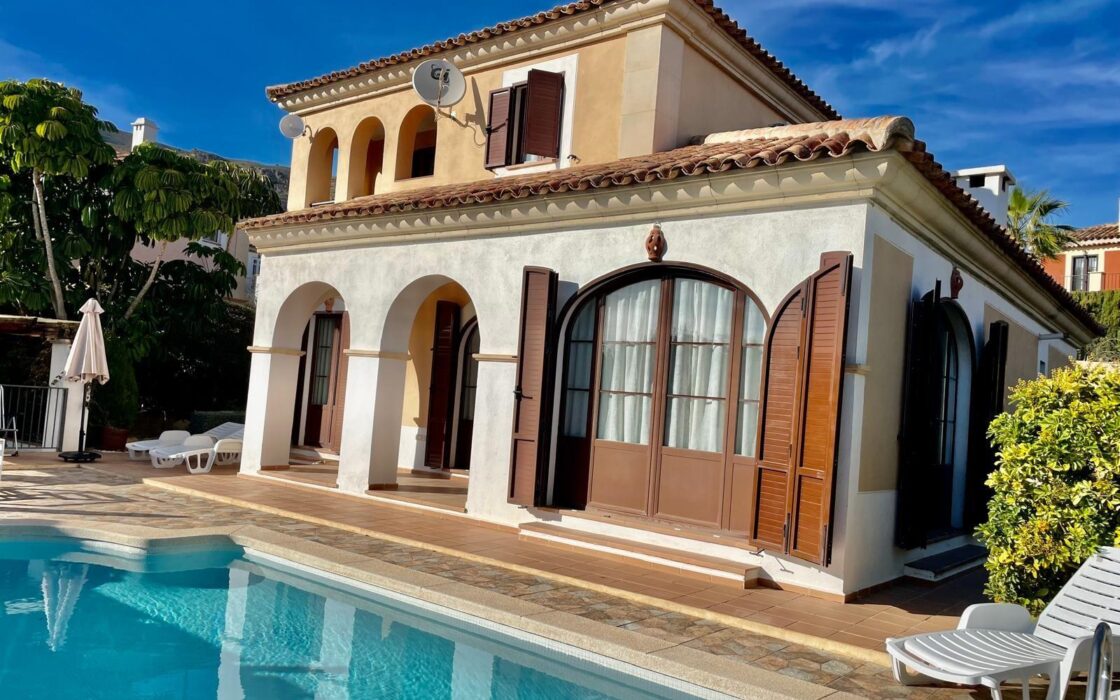 Очаровательная вилла в Сьерра-Кортина с бассейном 195 кв.м