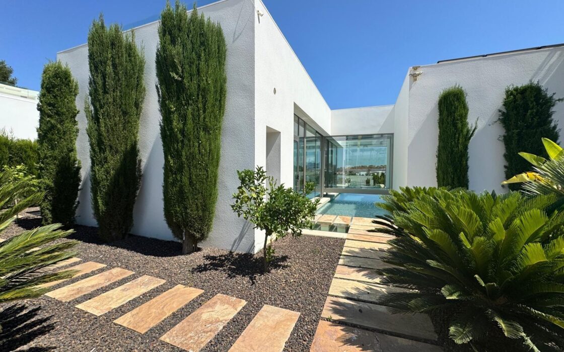 Люксовая вилла в Ориуэле 211 кв.м с видом на море