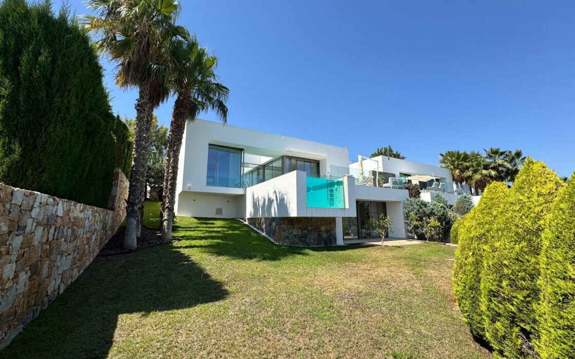 Люксовая вилла в Ориуэле 211 кв.м с видом на море