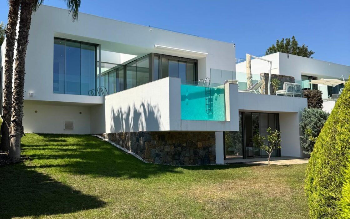 Люксовая вилла в Ориуэле 211 кв.м с видом на море