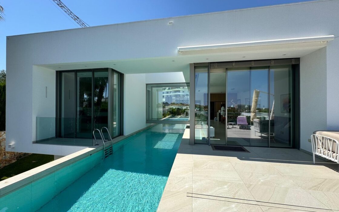 Люксовая вилла в Ориуэле 211 кв.м с видом на море