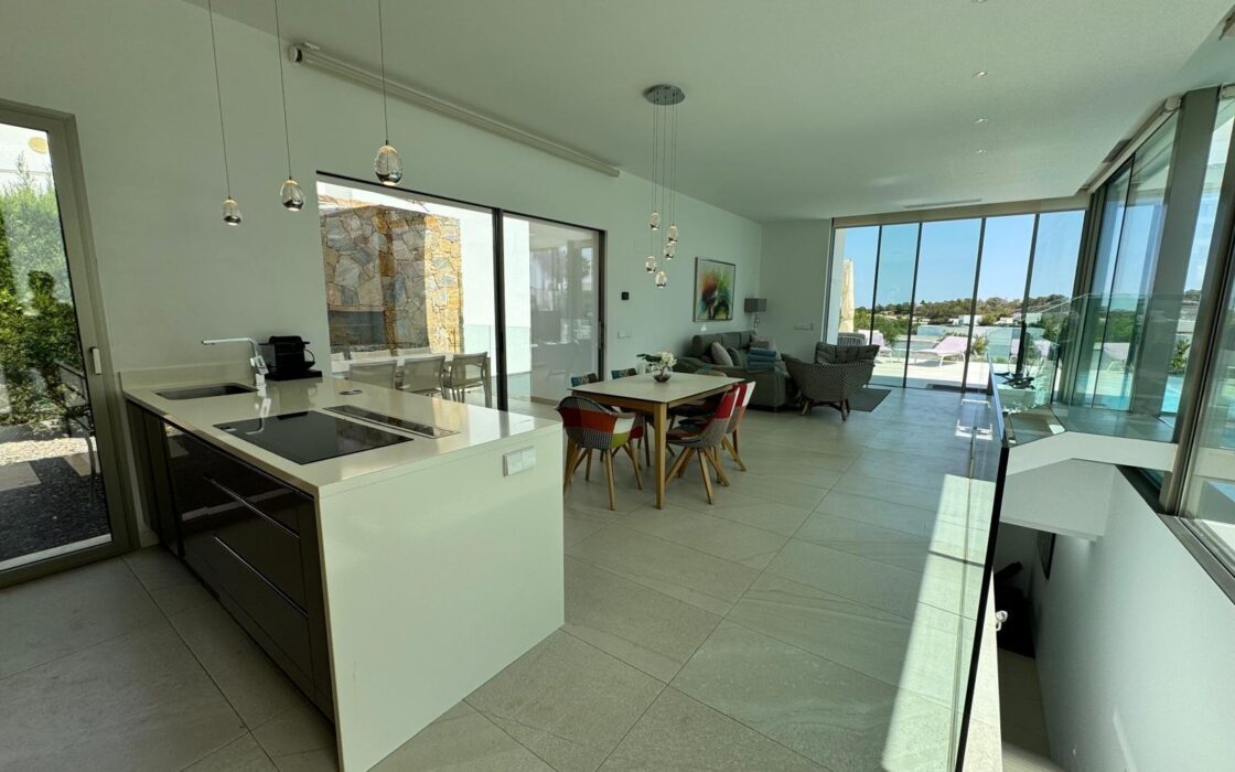 Люксовая вилла в Ориуэле 211 кв.м с видом на море