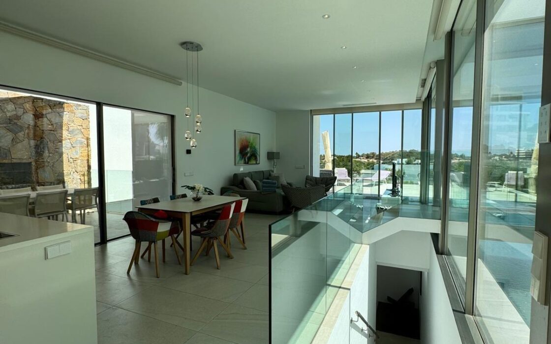 Люксовая вилла в Ориуэле 211 кв.м с видом на море