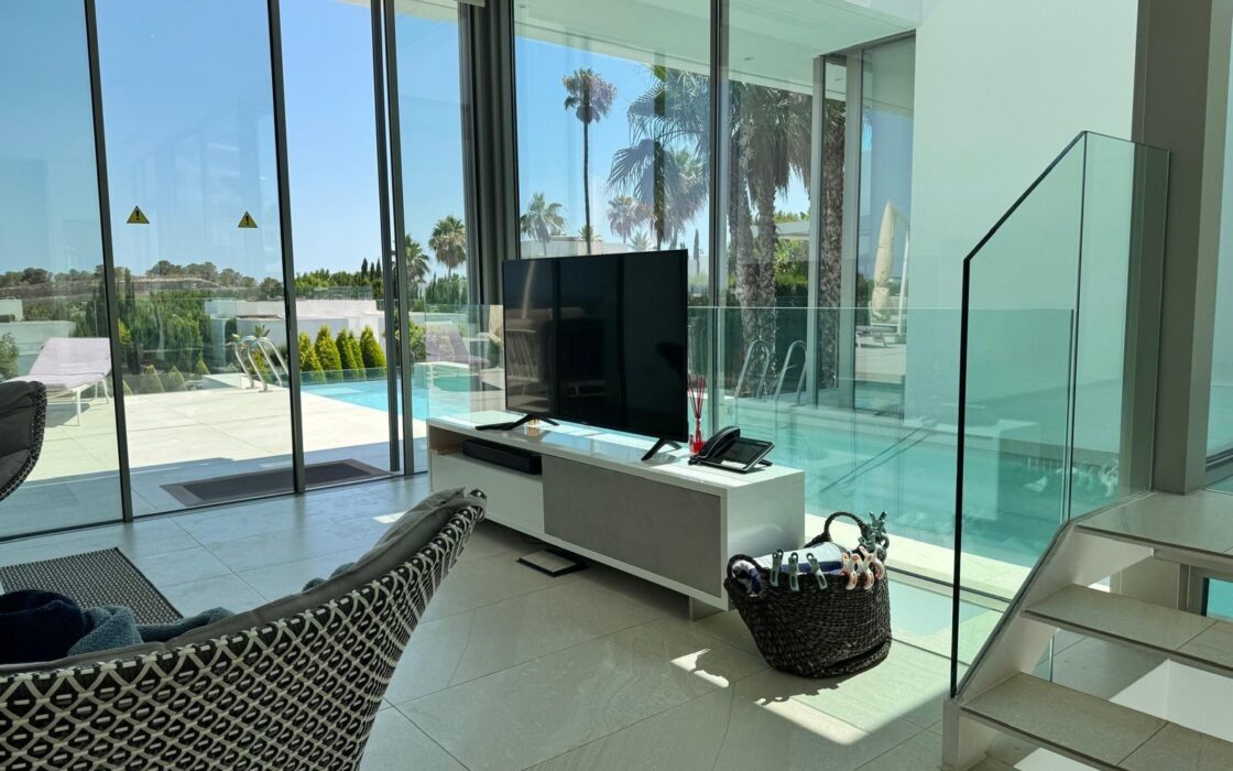 Люксовая вилла в Ориуэле 211 кв.м с видом на море