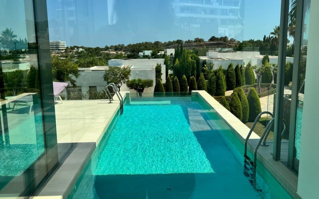 Люксовая вилла в Ориуэле 211 кв.м с видом на море