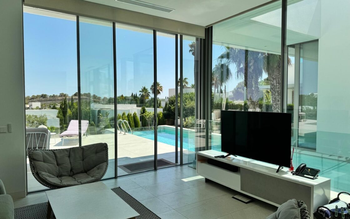 Люксовая вилла в Ориуэле 211 кв.м с видом на море