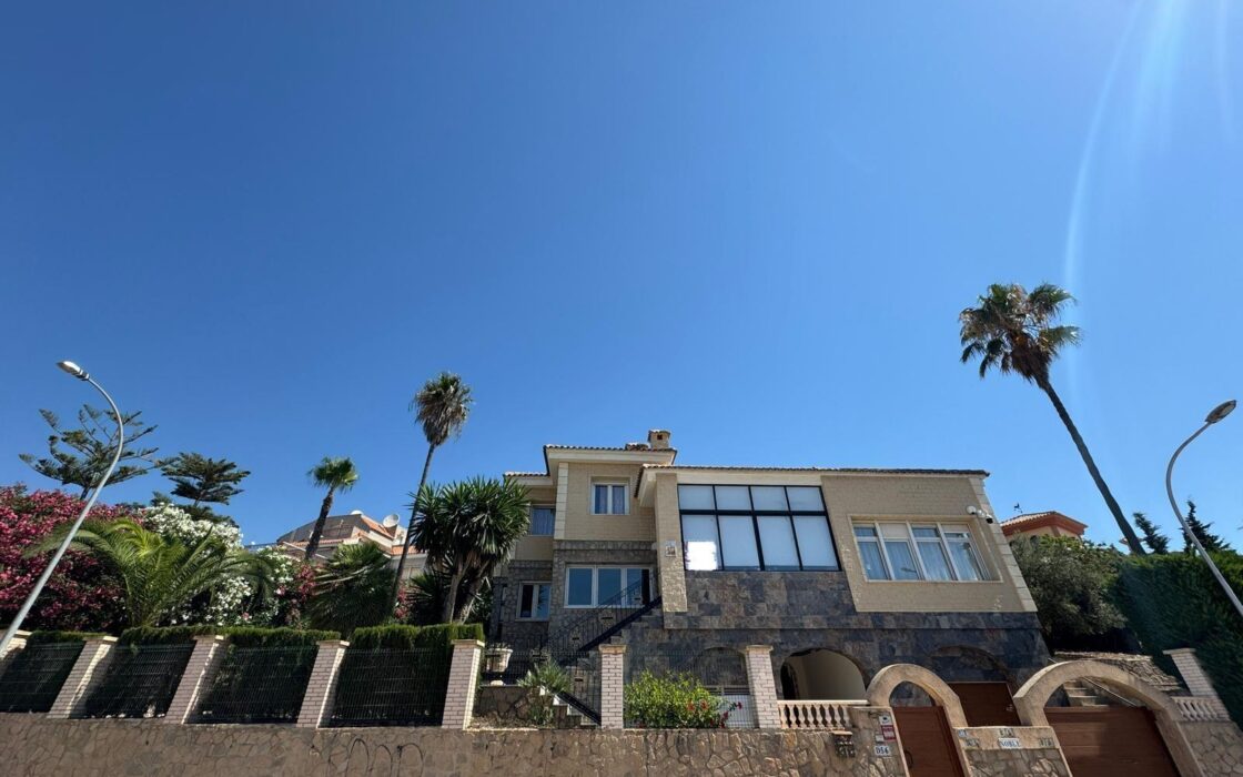 Вилла в Кампоамор 639 кв.м с бассейном 650 м до моря