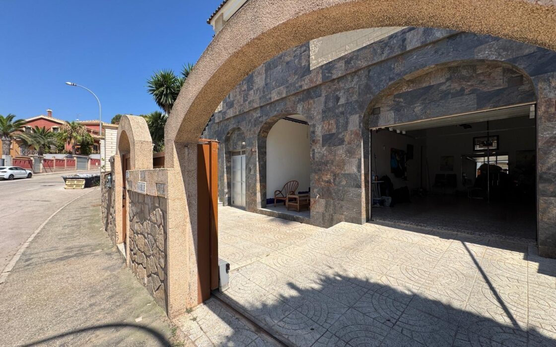 Вилла в Кампоамор 639 кв.м с бассейном 650 м до моря