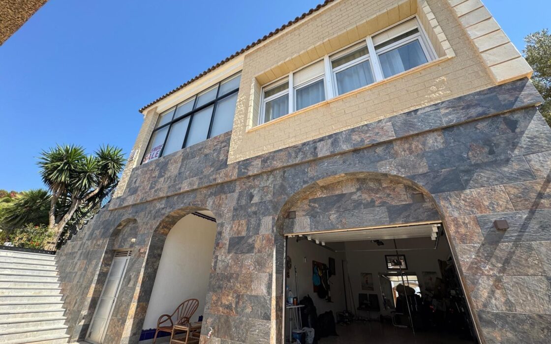 Вилла в Кампоамор 639 кв.м с бассейном 650 м до моря