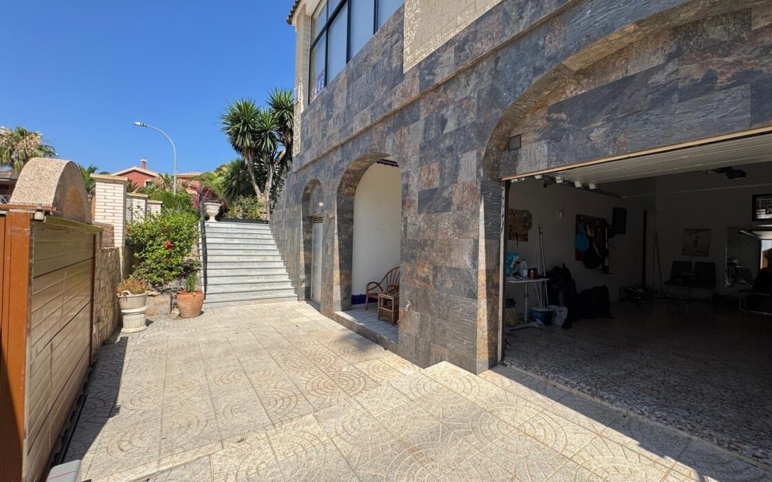 Вилла в Кампоамор 639 кв.м с бассейном 650 м до моря