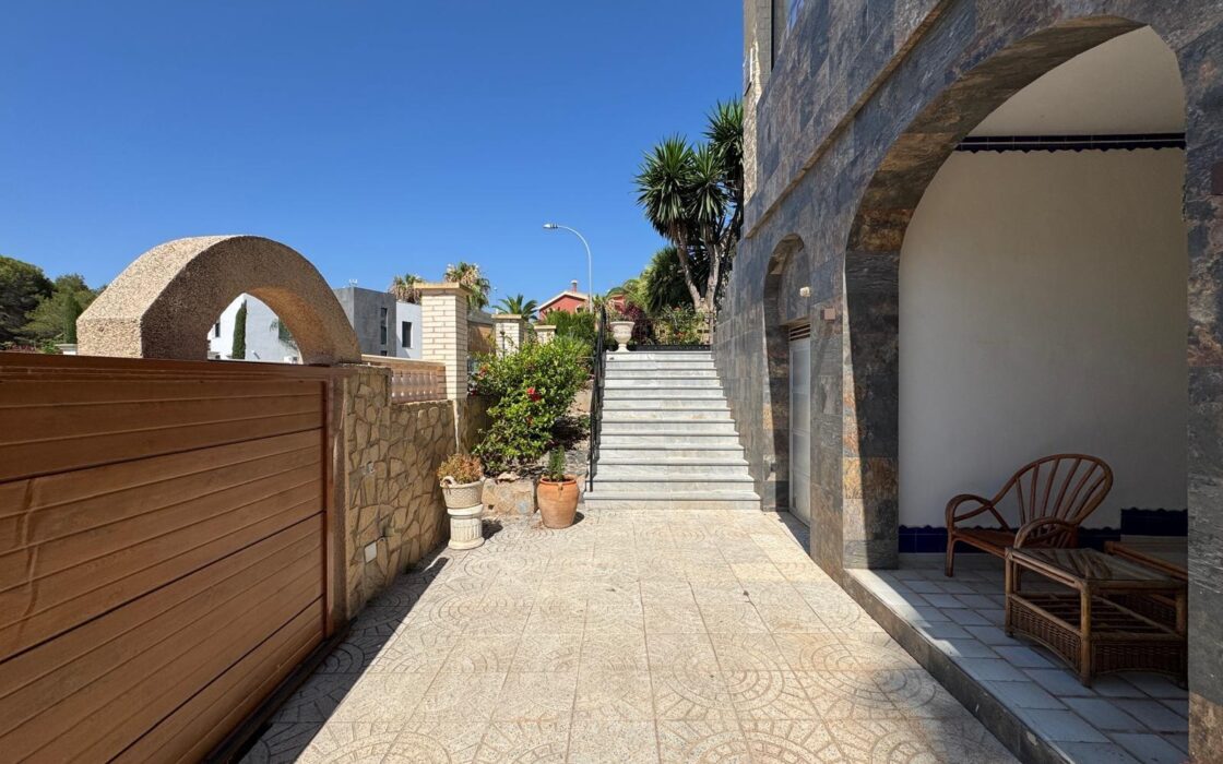 Вилла в Кампоамор 639 кв.м с бассейном 650 м до моря