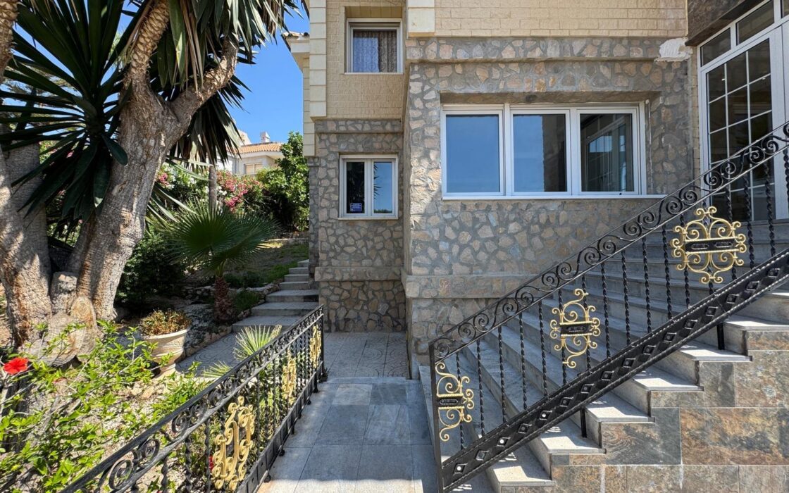 Вилла в Кампоамор 639 кв.м с бассейном 650 м до моря