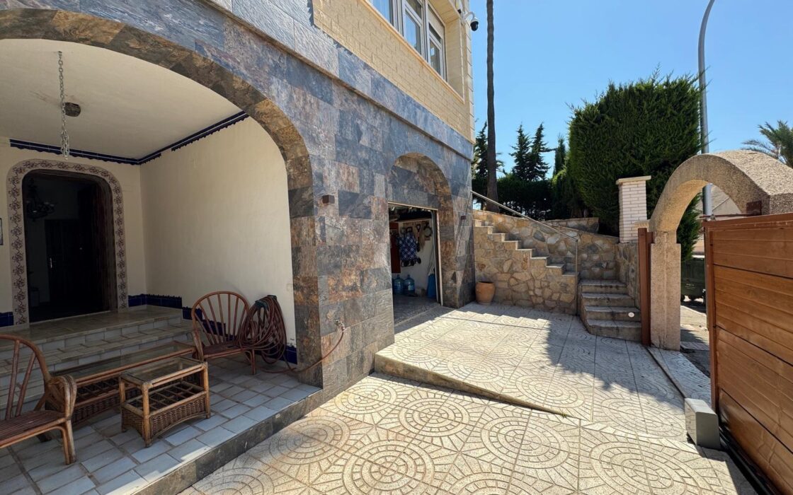 Вилла в Кампоамор 639 кв.м с бассейном 650 м до моря