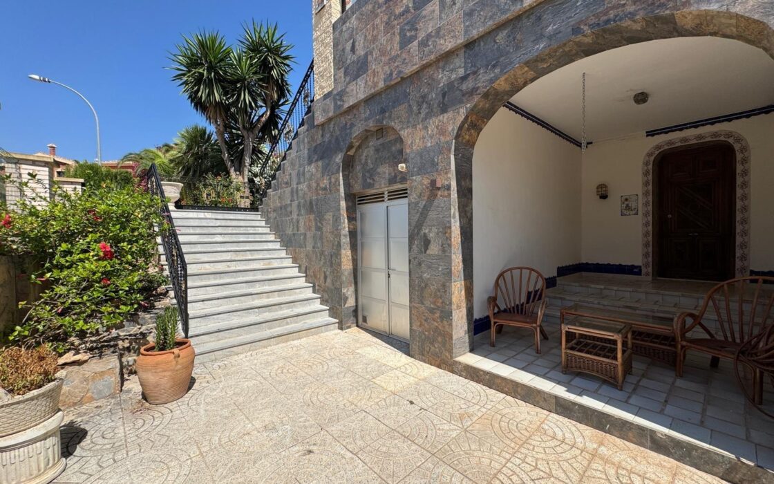 Вилла в Кампоамор 639 кв.м с бассейном 650 м до моря