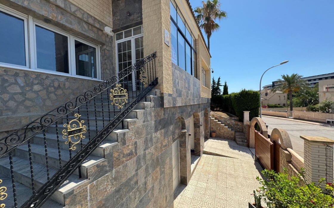 Вилла в Кампоамор 639 кв.м с бассейном 650 м до моря