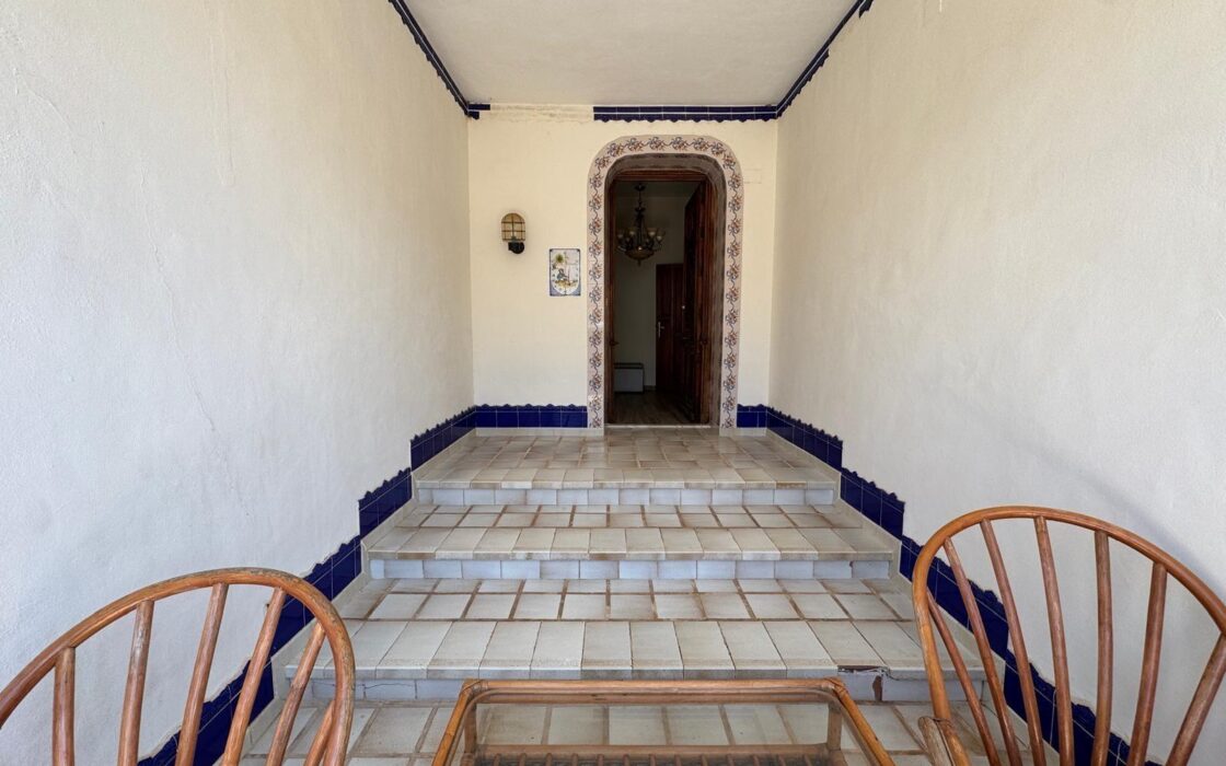 Вилла в Кампоамор 639 кв.м с бассейном 650 м до моря