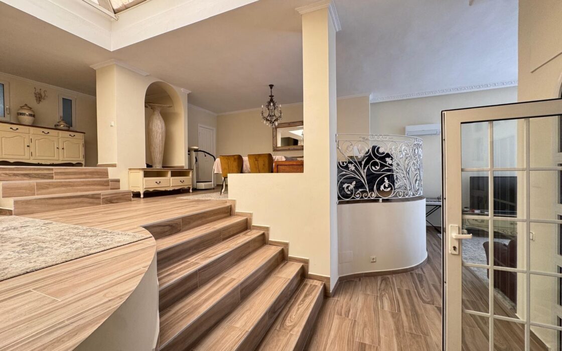 Вилла в Кампоамор 639 кв.м с бассейном 650 м до моря