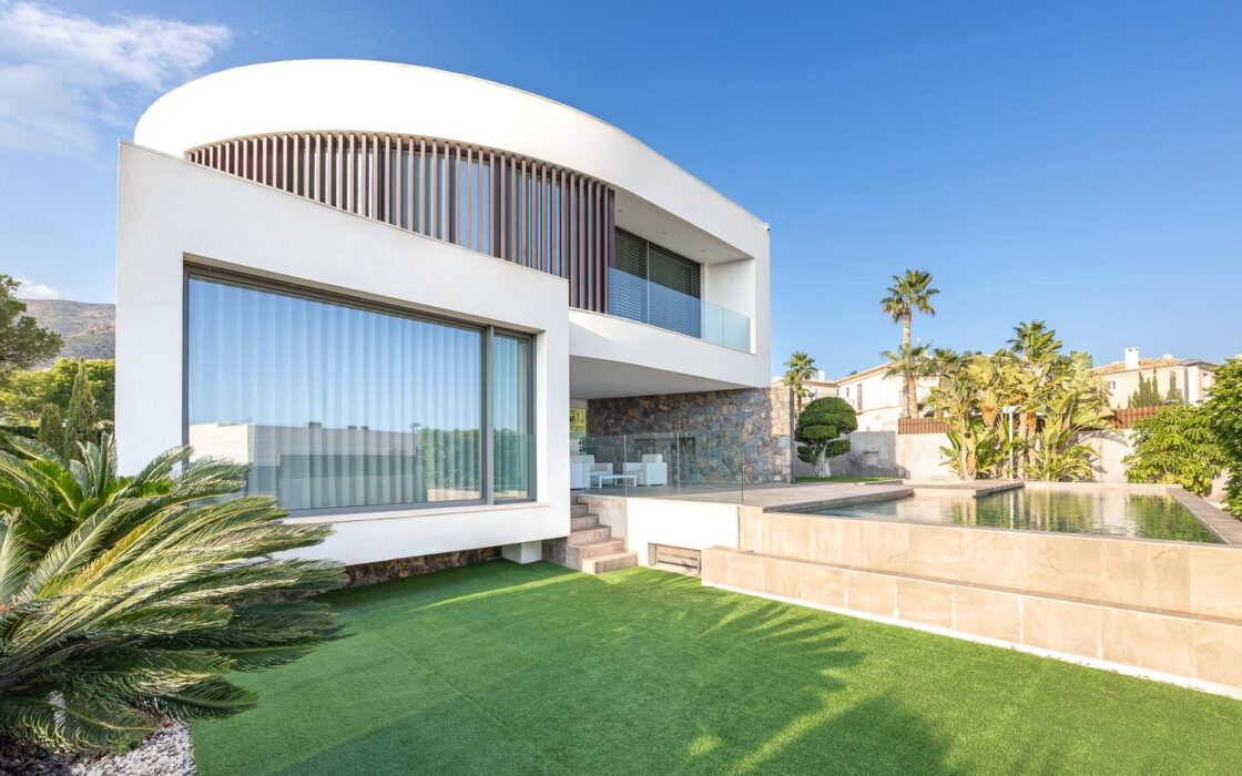 Вілла у Фінестраті 386 кв.м з панорамним видом та басейном