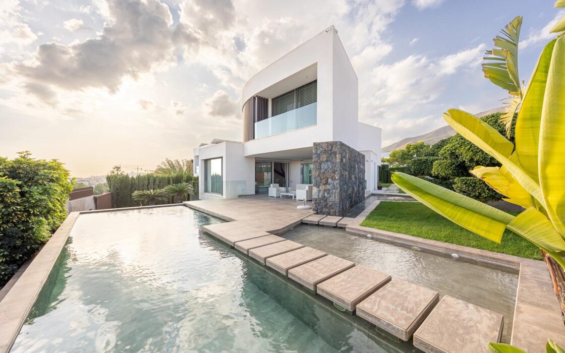 Вілла у Фінестраті 386 кв.м з панорамним видом та басейном